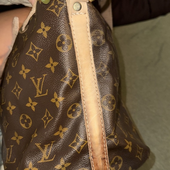 LV Bucket Bag from the vintage boho.
Had a spill on the bottom from a oil - Picture 3 of 5